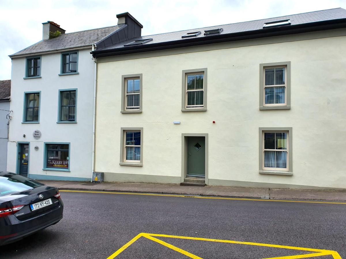 Dingle Garden Townhouse Bed & Breakfast Bagian luar foto The former National School in 2019