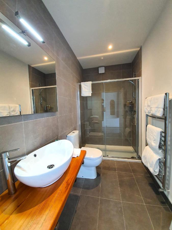 Dingle Garden Townhouse Bed & Breakfast Bagian luar foto A wet room