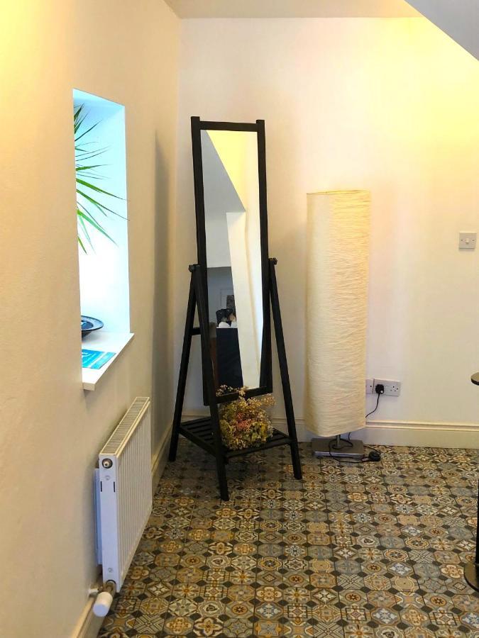 Dingle Garden Townhouse Bed & Breakfast Bagian luar foto A floor standing mirror