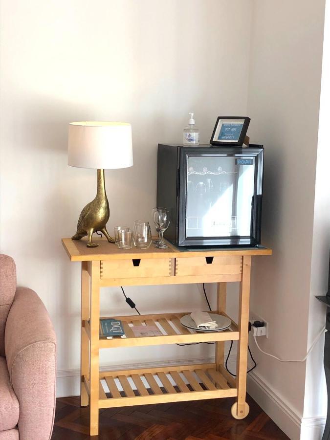 Dingle Garden Townhouse Bed & Breakfast Bagian luar foto A mini-fridge in a hotel room