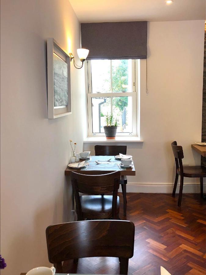 Dingle Garden Townhouse Bed & Breakfast Bagian luar foto A table at the restaurant