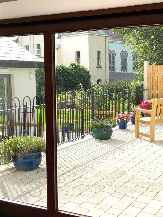 Dingle Garden Townhouse Bed & Breakfast Bagian luar foto The garden of the former home of the 11th Duke of Grafton