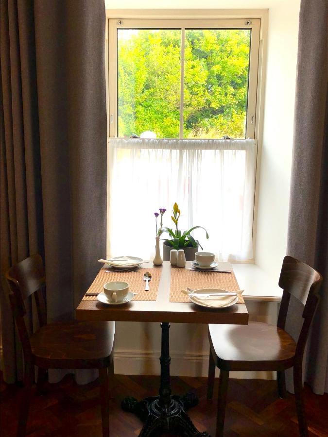 Dingle Garden Townhouse Bed & Breakfast Bagian luar foto A table set for breakfast