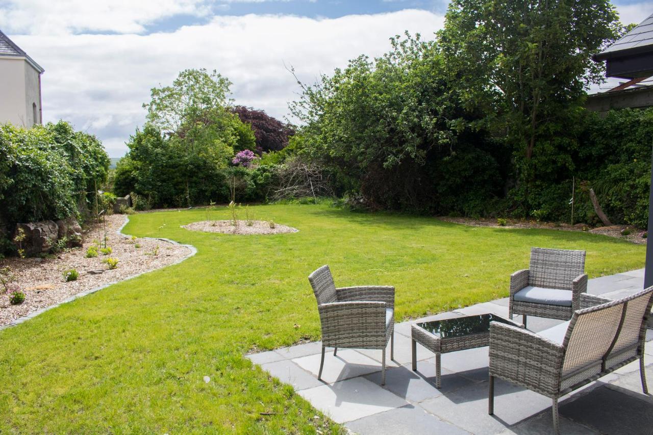 Dingle Garden Townhouse Bed & Breakfast Bagian luar foto The garden of the house