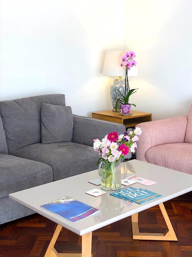 Dingle Garden Townhouse Bed & Breakfast Bagian luar foto A living room with a coffee table