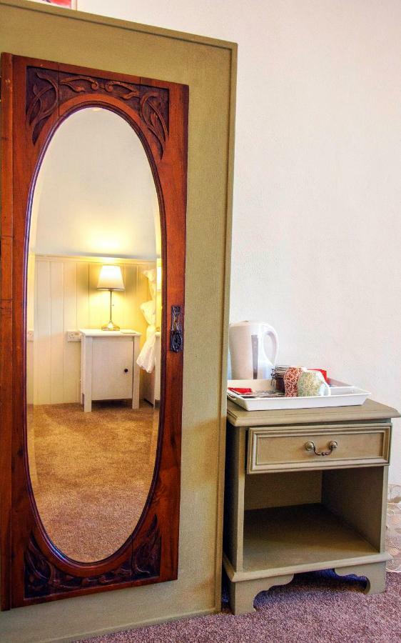 Dingle Garden Townhouse Bed & Breakfast Bagian luar foto A room at the hotel