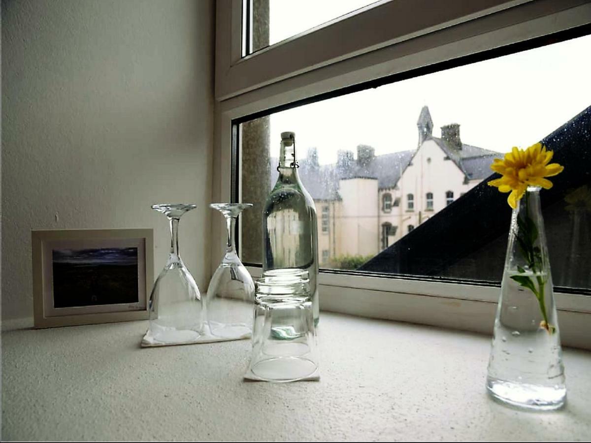 Dingle Garden Townhouse Bed & Breakfast Bagian luar foto A windowsill