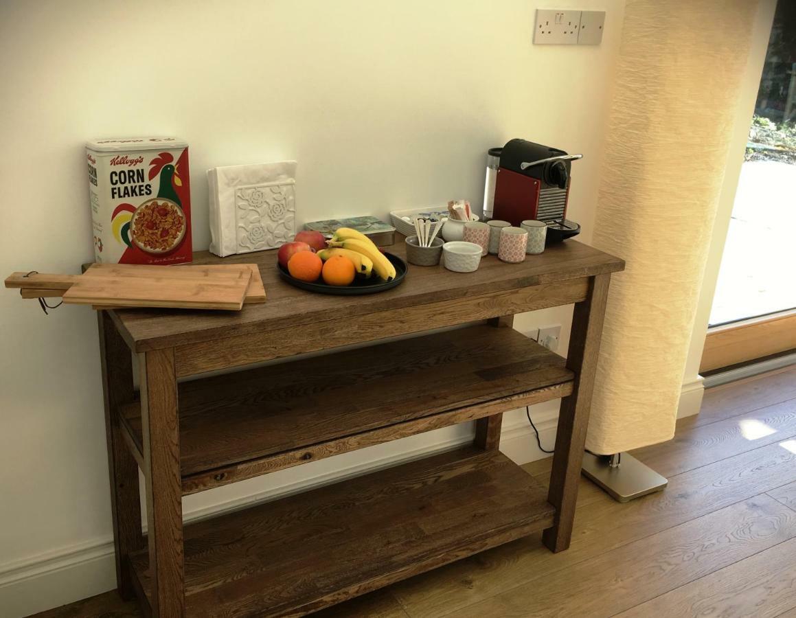 Dingle Garden Townhouse Bed & Breakfast Bagian luar foto A coffee table with a coffee machine