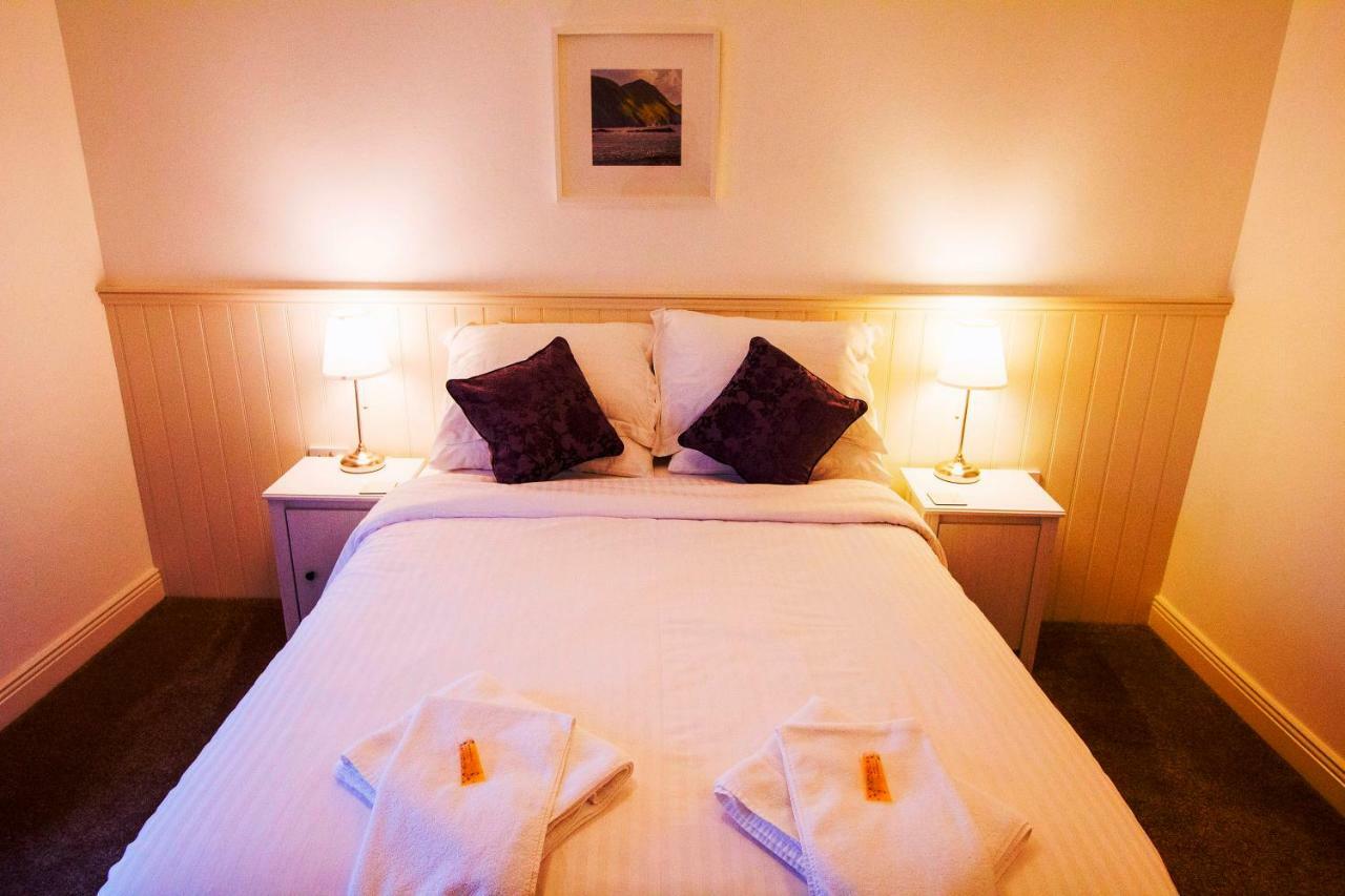 Dingle Garden Townhouse Bed & Breakfast Bagian luar foto A bedroom at the hotel