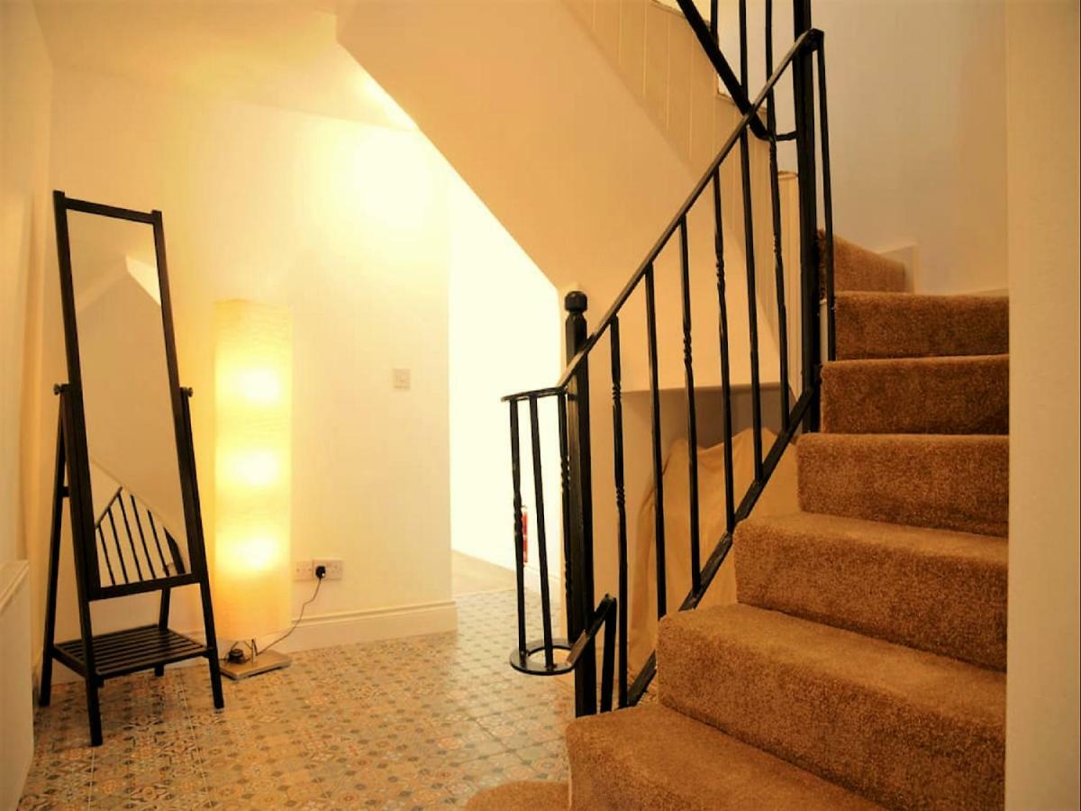 Dingle Garden Townhouse Bed & Breakfast Bagian luar foto A staircase with a handrail