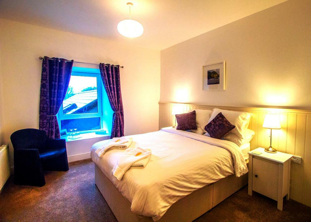 Dingle Garden Townhouse Bed & Breakfast Bagian luar foto A bedroom at the Old Post Office