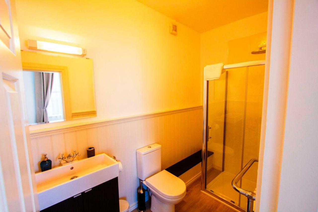 Dingle Garden Townhouse Bed & Breakfast Bagian luar foto A typical bathroom in a student house