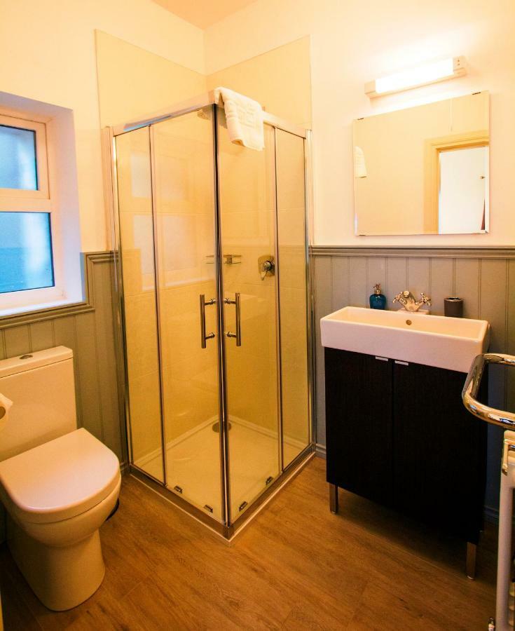 Dingle Garden Townhouse Bed & Breakfast Bagian luar foto A shower enclosure